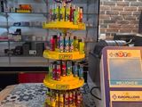 un présentoir de bonbons et de barres chocolatées posé sur une table