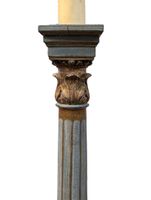 Colonne en bois à décor de cannelures simulées, chapiteau st… (photo 2)