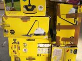 boîtes empilées dans une pièce