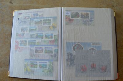 un livre ouvert avec des timbres, posé sur une table