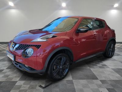 Le SUV Nissan Juke rouge est garé dans le garage.