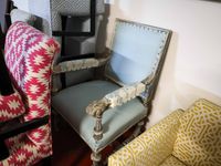 Paire de fauteuils en bois sculpté et rechampi gris, la garn… (photo 2)
