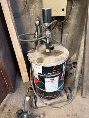 un chauffe-eau posé dans un coin d'une pièce