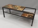 un gros plan sur une table basse recouverte de carreaux