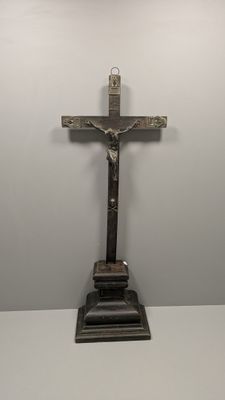 une image représentant un crucifix surmonté d'une croix
