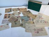 une table recouverte d'une multitude de vieilles cartes postales et d'enveloppes