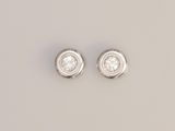 une paire de boucles d'oreilles en diamant