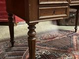 un bureau surmonté d'un tiroir, posé sur un tapis