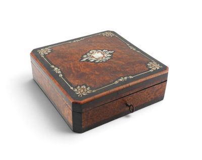 une vieille boîte en bois avec un motif décoratif sur le couvercle