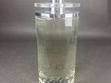 un verre contenant un liquide, posé sur une table