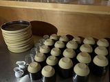 de nombreuses tasses de café posées sur le plan de travail de la cuisine