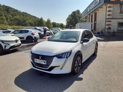 une voiture blanche garée devant un bâtiment