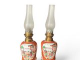 paire de lampes anciennes chinoises en forme de vases, sur pied, ornées de motifs orange et dorés