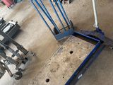 une photo d'un chariot à roulettes dans un garage
