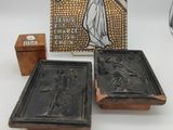 une statue de Jésus tenant une croix, à côté d'une image de Jésus