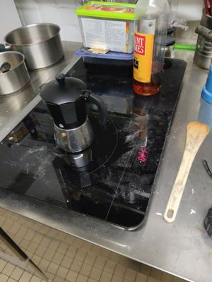 une cuisinière sur laquelle sont posés de nombreux ustensiles de cuisine