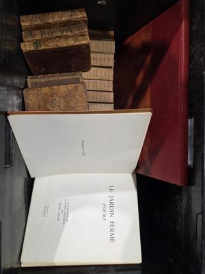 Un lot de livres divers dont LE JARDIN FERME exemplaire n°29…