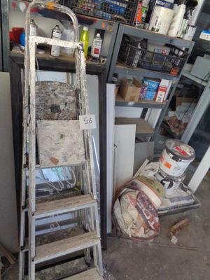 une échelle appuyée contre un mur dans un garage