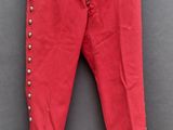 un pantalon rouge suspendu à une corde à linge