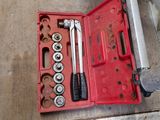 une boîte à outils rouge avec des outils sur le sol