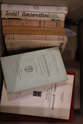 plusieurs livres sont empilés dans une boîte