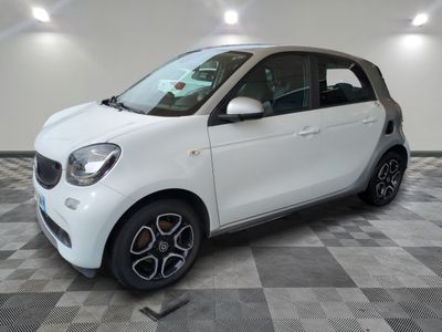 une photo d'une Smart garée dans un showroom