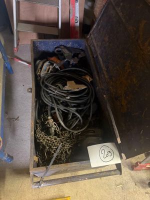 une boîte métallique contenant tout un tas de fils