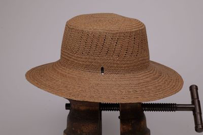 une casquette posée sur une visière