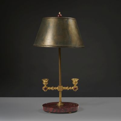 une lampe de table ancienne en laiton, avec un pied en marbre rouge et un abat-jour en laiton