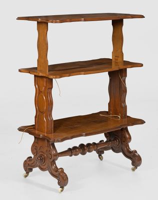 une vieille étagère en bois comportant trois tablettes