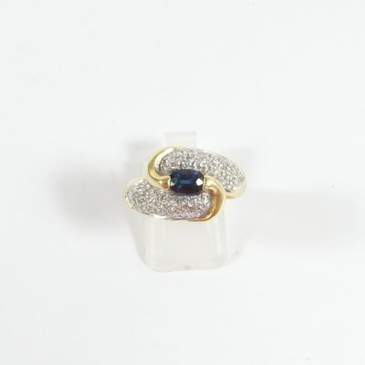 un gros plan d'une bague sertie d'un saphir bleu et de diamants blancs