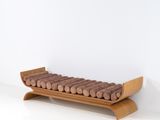 un plateau en bois sur lequel sont disposées des saucisses, posé sur une surface blanche