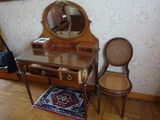 un bureau avec un miroir et une chaise dans une pièce
