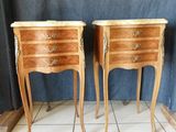 paire de tables de chevet anciennes de style français avec plateau en marbre