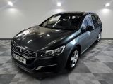 la voiture noire est garée sur un sol en damier dans le garage