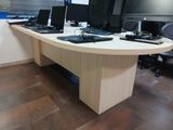 un bureau sur lequel sont posés trois ordinateurs portables et un moniteur
