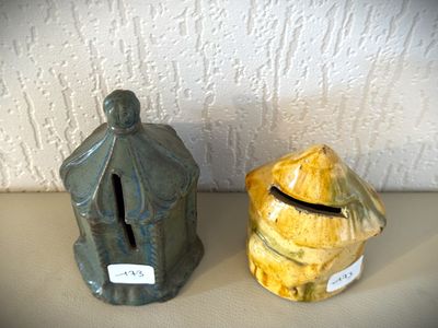 deux figurines en céramique posées l'une à côté de l'autre sur une table