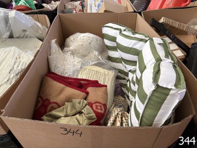 une boîte remplie de vêtements et d'autres objets dans une pièce
