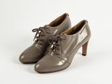 un gros plan sur une paire de chaussures grises sur fond blanc
