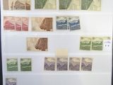 une photo d'une photo d'une collection de timbres exposée