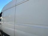 une camionnette blanche garée sur le bord de la route