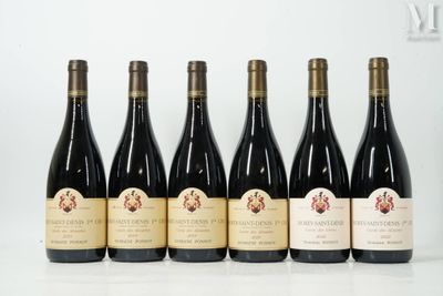 six bouteilles de vin sont alignées sur une table