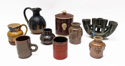LOT DE CERAMIQUES, comprenant vase, pot, bougeoir et tasse e…
