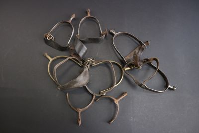 Lot de 4 paires d’éperons, dont une pour bottine, à la cheva…