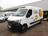 une camionnette blanche garée devant un bâtiment