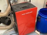 une image représentant un sèche-cheveux rouge et un seau bleu