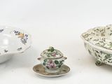 trois pièces de porcelaine sur un fond blanc