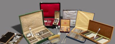 beaucoup d'argenterie dans un coffret sur une table