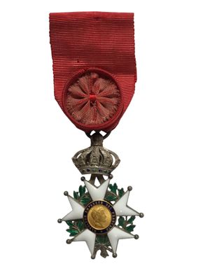 un gros plan d'une médaille sur fond blanc, avec un ruban rouge