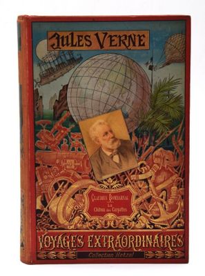 un vieux livre sur lequel figure l'image d'un homme tenant un globe terrestre